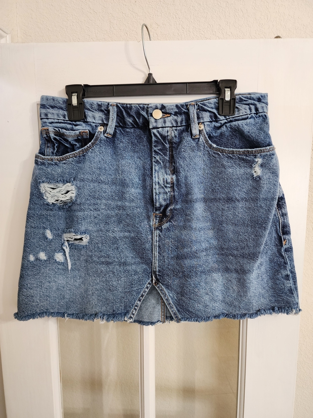 Good American Distressed Denim Mini Skirt Raw Hem Slit Size 10/30